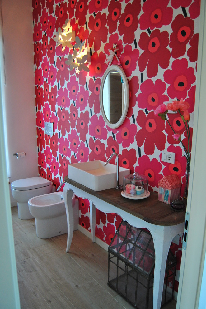 Idéer för ett litet eklektiskt badrum med dusch, med skåp i slitet trä, en dusch i en alkov, flerfärgade väggar, klinkergolv i keramik, ett fristående handfat och träbänkskiva