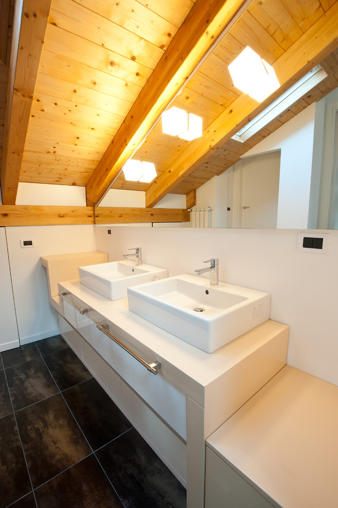 Идея дизайна: ванная комната среднего размера в стиле модернизм с бежевыми фасадами, двойным душем, раздельным унитазом, душевой кабиной, настольной раковиной, столешницей из дерева, белыми стенами, керамогранитной плиткой и полом из керамогранита