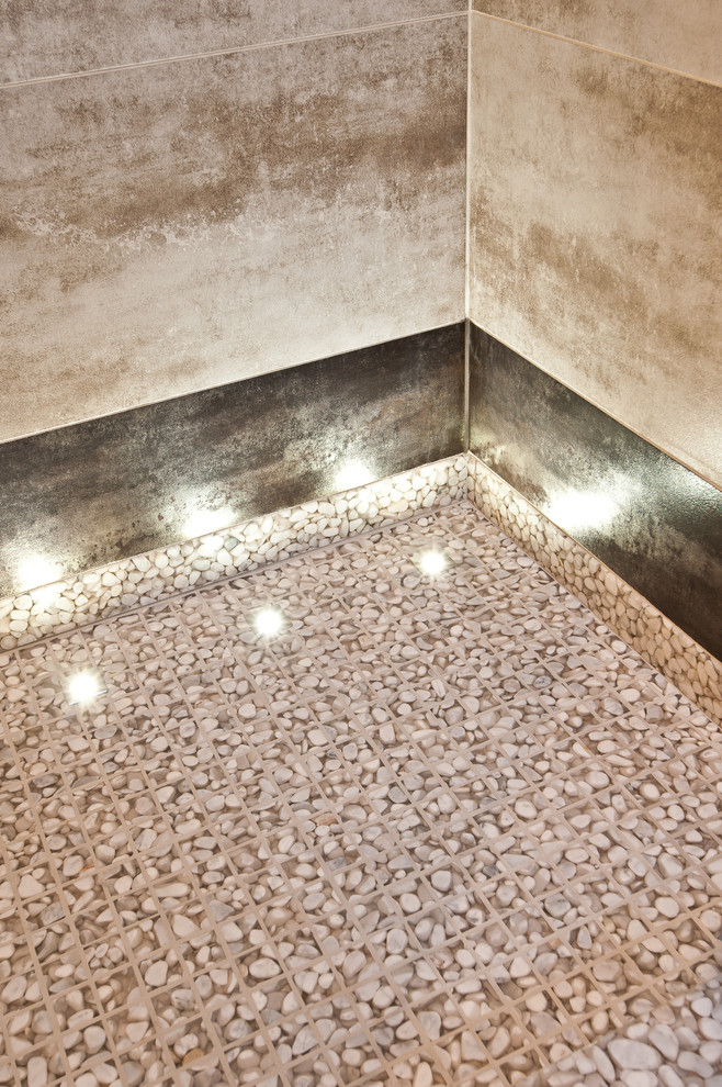 Exempel på ett mellanstort modernt badrum med dusch, med beige skåp, en dubbeldusch, en toalettstol med separat cisternkåpa, grå kakel, porslinskakel, grå väggar, klinkergolv i porslin, ett fristående handfat och träbänkskiva