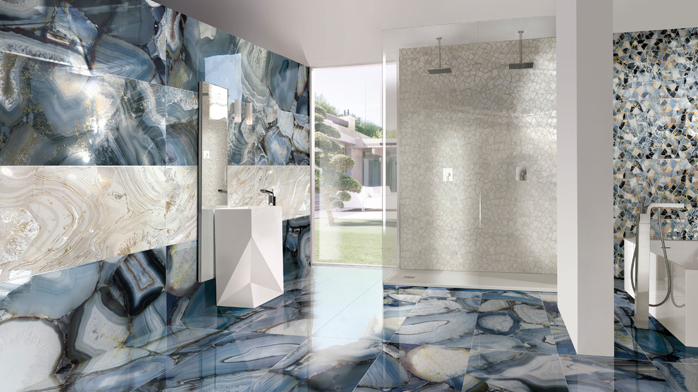 Idee per un'ampia stanza da bagno padronale design con vasca freestanding, piastrelle blu, piastrelle in gres porcellanato, pavimento in gres porcellanato, pavimento blu, doccia aperta e doccia aperta