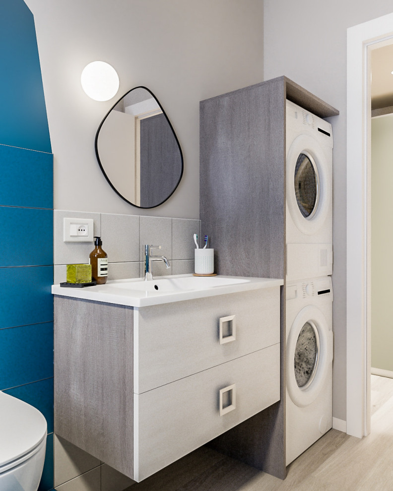 Ispirazione per una stanza da bagno con doccia design di medie dimensioni con ante lisce, ante beige, doccia a filo pavimento, WC a due pezzi, piastrelle blu, piastrelle in gres porcellanato, pareti beige, lavabo integrato, top in laminato, porta doccia scorrevole, top beige, panca da doccia, un lavabo e mobile bagno sospeso