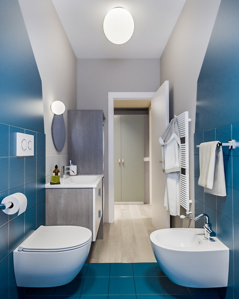 Idéer för ett mellanstort modernt beige badrum med dusch, med släta luckor, beige skåp, en kantlös dusch, en toalettstol med separat cisternkåpa, blå kakel, porslinskakel, beige väggar, ett integrerad handfat, laminatbänkskiva och dusch med skjutdörr