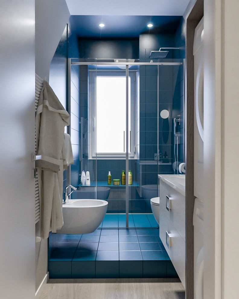 Источник вдохновения для домашнего уюта: маленькая ванная комната в скандинавском стиле с плоскими фасадами, бежевыми фасадами, душем без бортиков, раздельным унитазом, синей плиткой, керамогранитной плиткой, бежевыми стенами, душевой кабиной, монолитной раковиной, столешницей из ламината, душем с раздвижными дверями, бежевой столешницей, сиденьем для душа, тумбой под одну раковину и подвесной тумбой для на участке и в саду