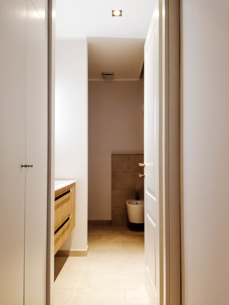 На фото: большая ванная комната в морском стиле с светлыми деревянными фасадами, инсталляцией, керамогранитной плиткой, разноцветными стенами, полом из керамогранита, душевой кабиной, монолитной раковиной, бежевым полом, открытым душем и открытым душем с