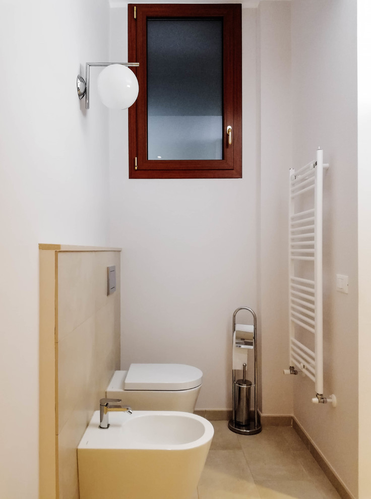 Свежая идея для дизайна: туалет в морском стиле - отличное фото интерьера