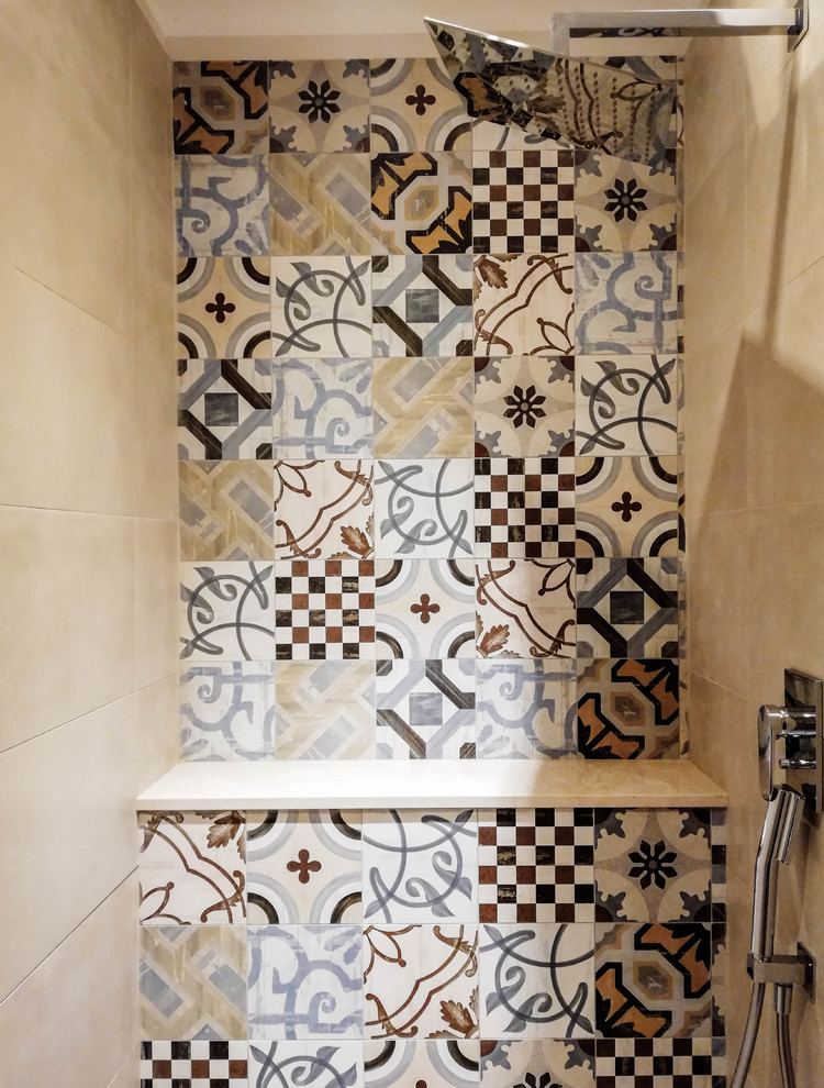 Ispirazione per una stanza da bagno stile marino con doccia aperta, WC sospeso, pareti multicolore e doccia aperta