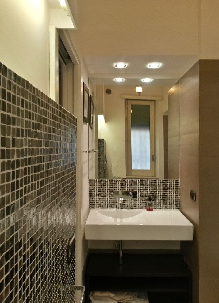 Exemple d'une salle de bain principale tendance de taille moyenne avec un bain bouillonnant, WC séparés, mosaïque, un mur marron, un sol en carrelage de porcelaine, une grande vasque et un sol beige.