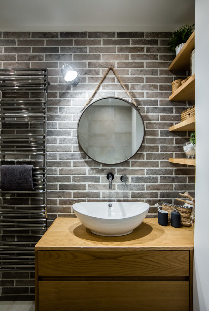 Mittelgroßes Industrial Badezimmer En Suite mit offener Dusche, beigen Fliesen, Porzellanfliesen, weißer Wandfarbe und offener Dusche in Rom