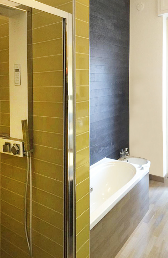 Idéer för ett mellanstort nordiskt en-suite badrum, med ett hörnbadkar, en dusch i en alkov, gul kakel, keramikplattor, blå väggar, mellanmörkt trägolv, brunt golv och dusch med gångjärnsdörr