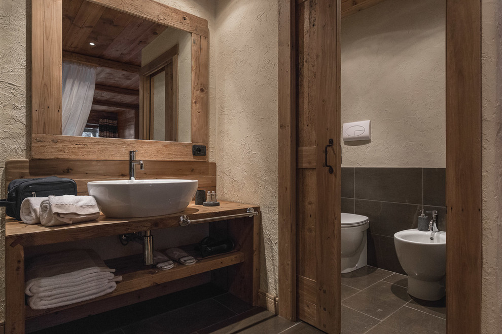 Ejemplo de cuarto de baño principal rural grande con armarios abiertos, ducha esquinera, suelo de madera en tonos medios, lavabo sobreencimera y ducha con puerta corredera