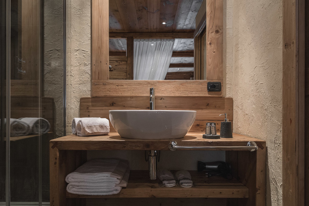 Foto de cuarto de baño principal rústico grande con armarios abiertos, ducha esquinera, suelo de madera en tonos medios, lavabo sobreencimera y ducha con puerta corredera