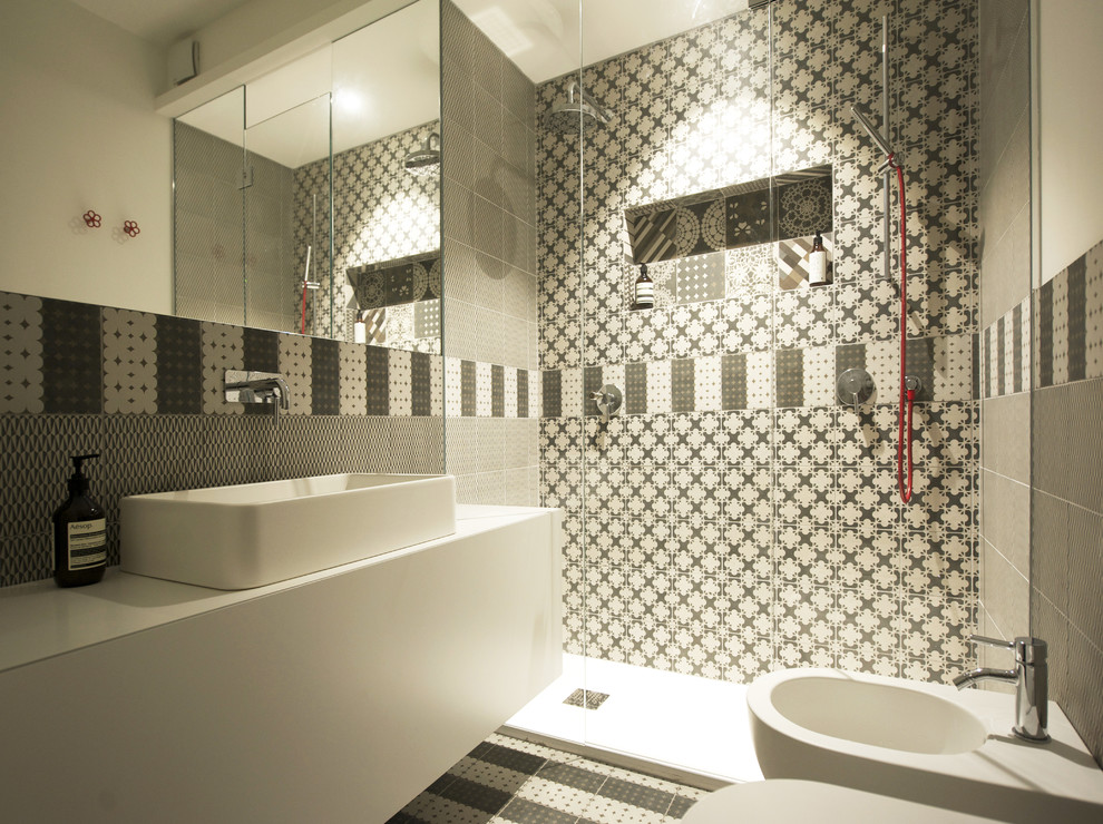 Inredning av ett modernt vit vitt badrum, med släta luckor, vita skåp, en dubbeldusch, en bidé, grå kakel, vit kakel, grå väggar, ett fristående handfat, grått golv och dusch med skjutdörr
