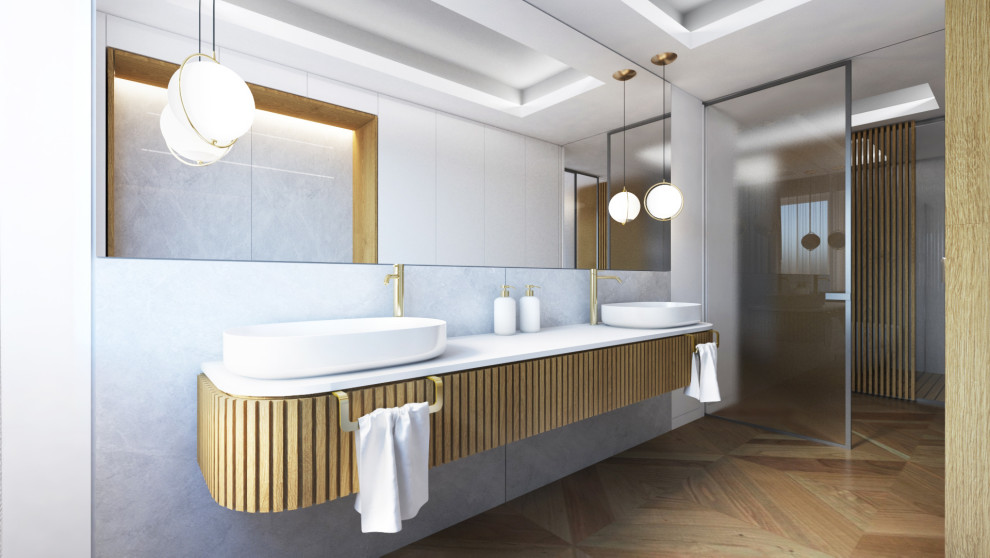 Exempel på ett mellanstort modernt en-suite badrum, med skåp i ljust trä, ett fristående badkar, våtrum, en toalettstol med separat cisternkåpa, grå kakel, porslinskakel, grå väggar, målat trägolv, ett fristående handfat, bänkskiva i kvarts och med dusch som är öppen