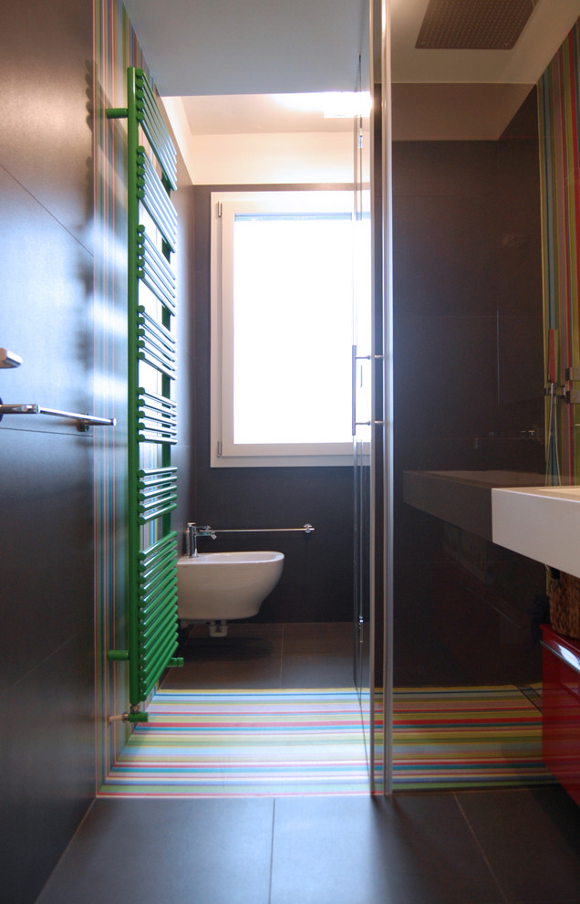 Inspiration pour une salle d'eau design de taille moyenne avec un placard à porte plane, des portes de placard rouges, une douche à l'italienne, un carrelage marron, des carreaux de porcelaine et un plan de toilette en surface solide.