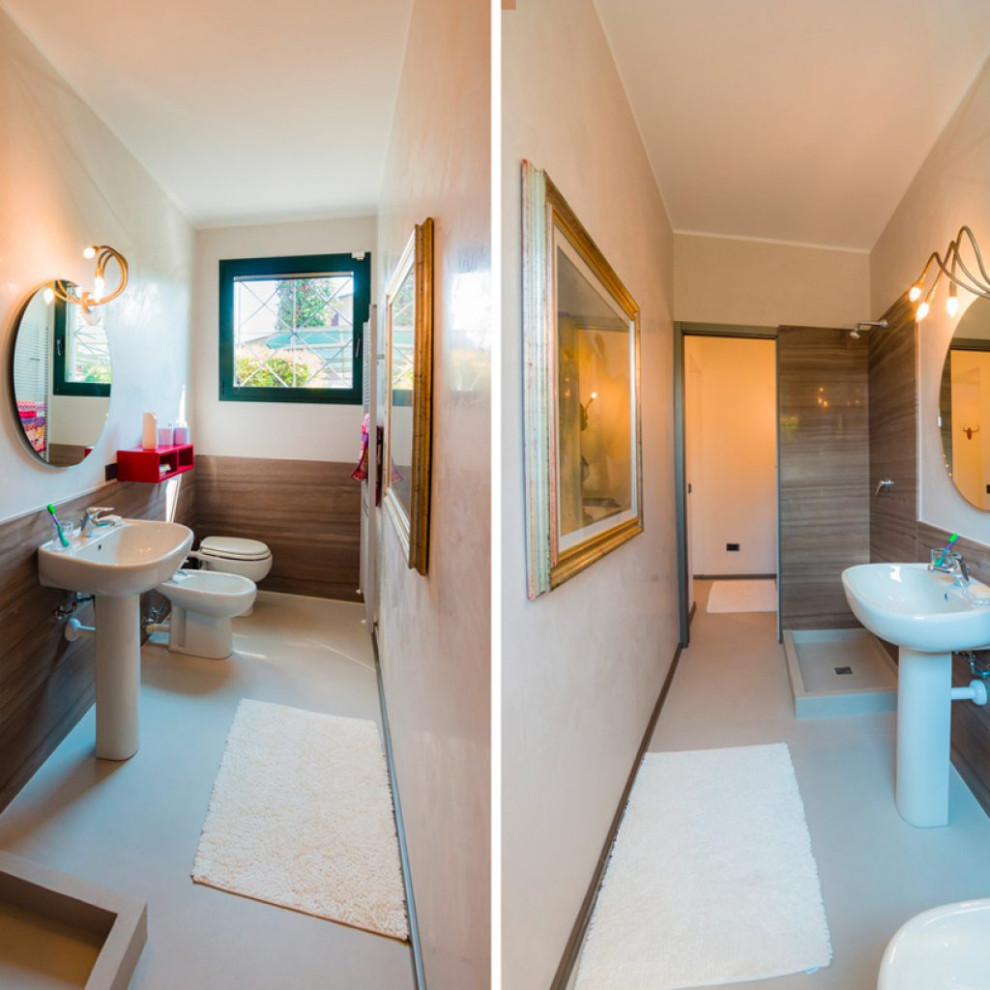 Idéer för funkis badrum med dusch, med röda skåp, en hörndusch, en toalettstol med separat cisternkåpa, brun kakel, marmorkakel, beige väggar, ett piedestal handfat, grått golv och med dusch som är öppen