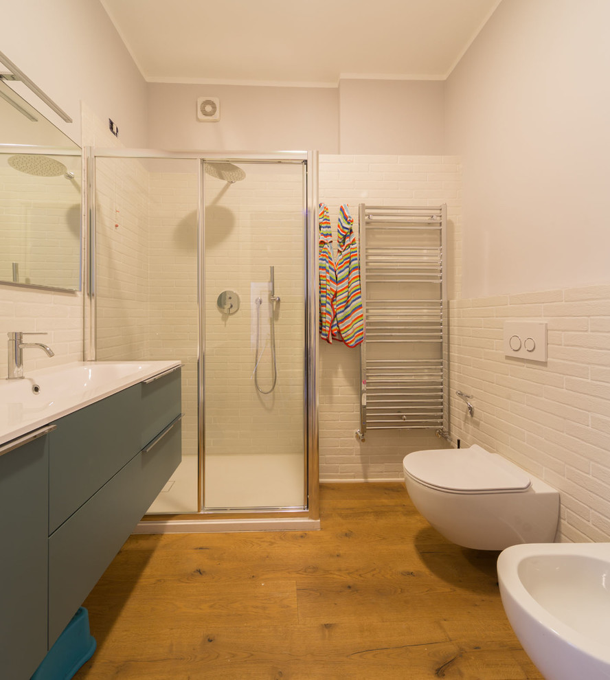 Foto di una piccola stanza da bagno moderna con ante lisce, piastrelle bianche e piastrelle in ceramica