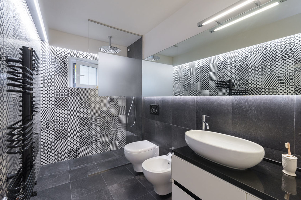 Diseño de cuarto de baño gris y blanco contemporáneo con ducha abierta, lavabo sobreencimera y ducha abierta