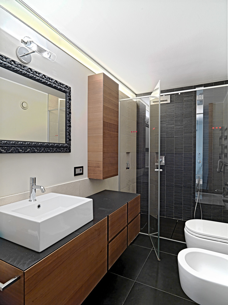 Immagine di una stanza da bagno con doccia design con ante lisce, ante in legno scuro, doccia a filo pavimento, piastrelle beige, WC sospeso e lavabo a bacinella