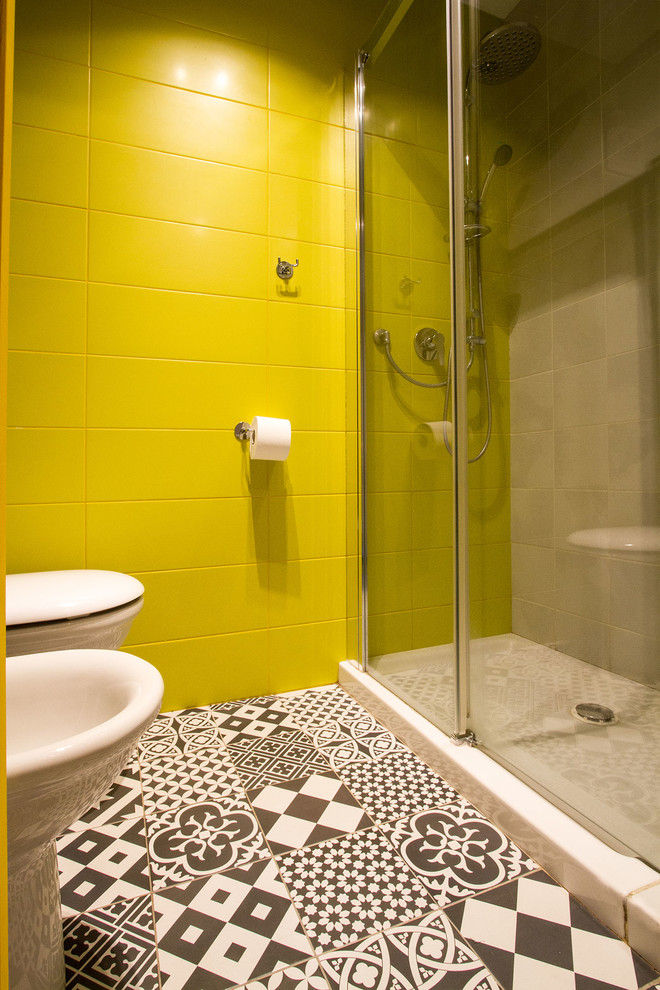 Inspiration för ett litet funkis badrum med dusch, med gul kakel