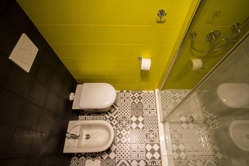 Ispirazione per una piccola stanza da bagno con doccia contemporanea con piastrelle nere