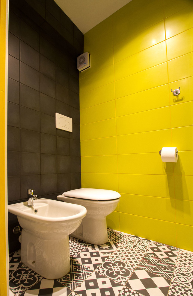 Идея дизайна: маленькая ванная комната в современном стиле с душем без бортиков, черной плиткой и керамической плиткой для на участке и в саду