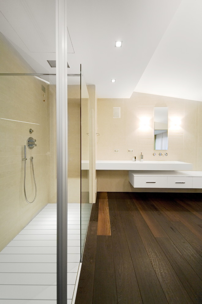 This is an example of a large modern bathroom in Milan.