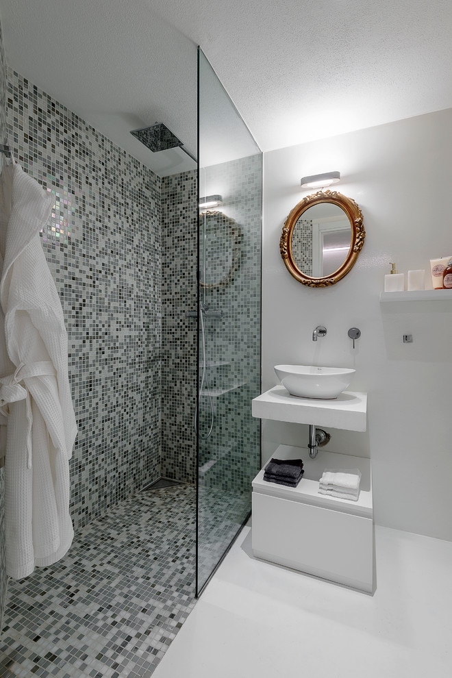 На фото: ванная комната среднего размера в стиле модернизм с белыми стенами