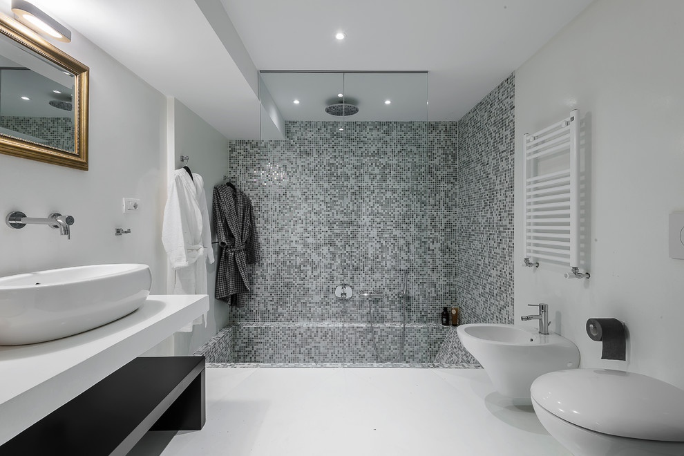 Cette image montre une salle de bain minimaliste de taille moyenne avec un mur blanc.