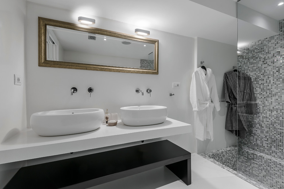 Cette photo montre une salle de bain moderne de taille moyenne avec un mur blanc.
