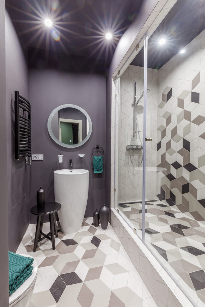 Réalisation d'une douche en alcôve design avec des portes de placard blanches, un carrelage gris, un mur violet, un lavabo de ferme et une cabine de douche à porte coulissante.
