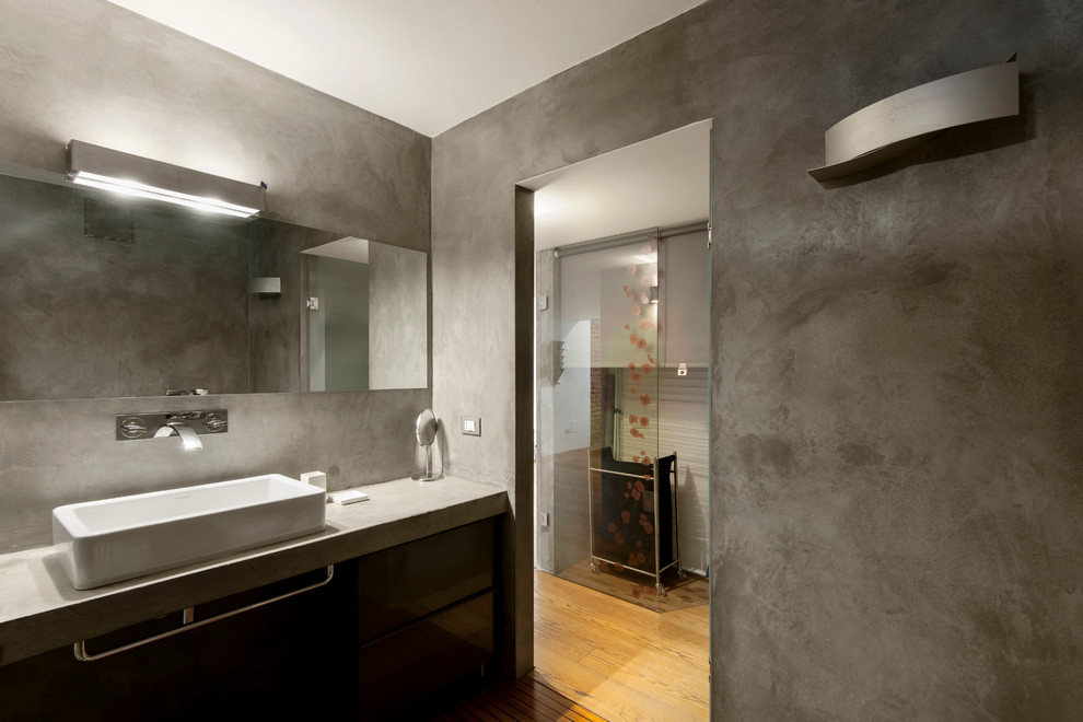 Idéer för att renovera ett mycket stort funkis badrum, med vita väggar, ljust trägolv och brunt golv