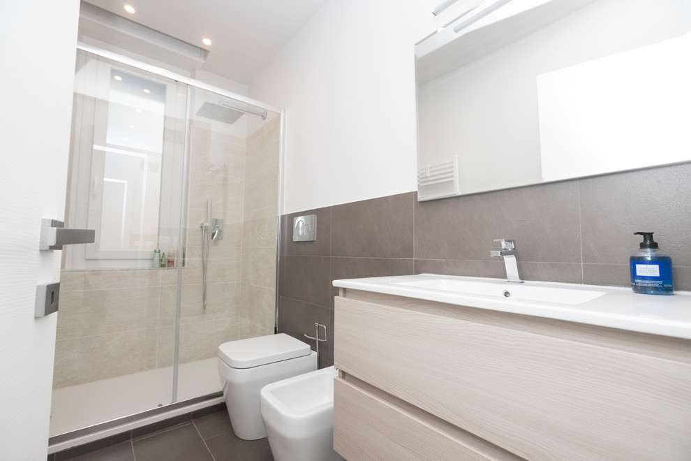 Ispirazione per una stanza da bagno minimal di medie dimensioni con pareti grigie, pavimento in laminato e pavimento marrone