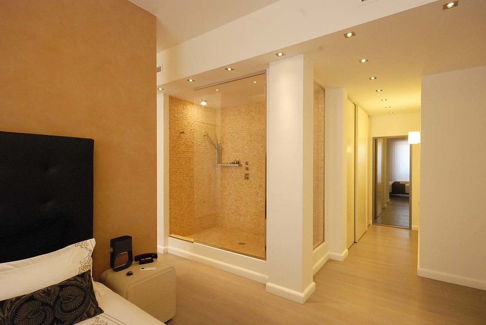 Foto di una stanza da bagno padronale design con doccia ad angolo, piastrelle a mosaico, porta doccia scorrevole e piastrelle beige