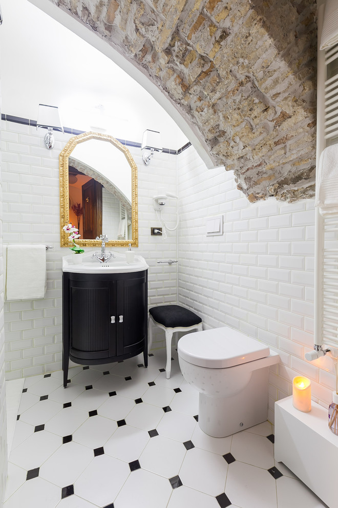 Пример оригинального дизайна: ванная комната среднего размера в средиземноморском стиле с фасадами с утопленной филенкой, черными фасадами, белыми стенами, монолитной раковиной, белой плиткой, плиткой кабанчик и полом из керамической плитки