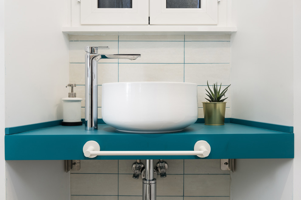 Esempio di una stanza da bagno con doccia minimalista di medie dimensioni con ante lisce, ante in legno chiaro, bidè, pareti blu, lavabo a bacinella, top in legno e pavimento grigio
