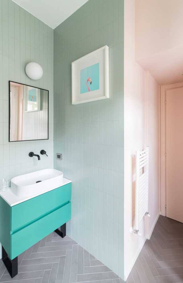 Aménagement d'une petite salle d'eau moderne avec un placard à porte plane, des portes de placards vertess, une douche d'angle, WC suspendus, un carrelage vert, des carreaux de céramique, un mur rose, un sol en carrelage de porcelaine, une vasque, un plan de toilette en stratifié, un sol gris, une cabine de douche à porte coulissante, un plan de toilette blanc, une niche, meuble simple vasque, meuble-lavabo sur pied et du lambris.