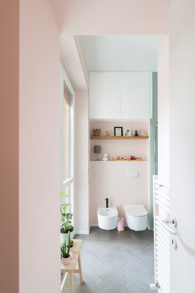 Aménagement d'une petite salle d'eau moderne avec un placard à porte plane, des portes de placards vertess, une douche d'angle, WC suspendus, un carrelage vert, des carreaux de céramique, un mur rose, un sol en carrelage de porcelaine, une vasque, un plan de toilette en stratifié, un sol gris, une cabine de douche à porte coulissante, un plan de toilette blanc, une niche, meuble simple vasque, meuble-lavabo sur pied et du lambris.