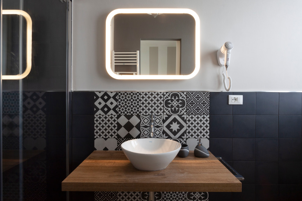 Стильный дизайн: маленькая ванная комната в скандинавском стиле с черной плиткой, разноцветной плиткой, серой плиткой, керамической плиткой, серыми стенами, душевой кабиной, настольной раковиной и столешницей из дерева для на участке и в саду - последний тренд