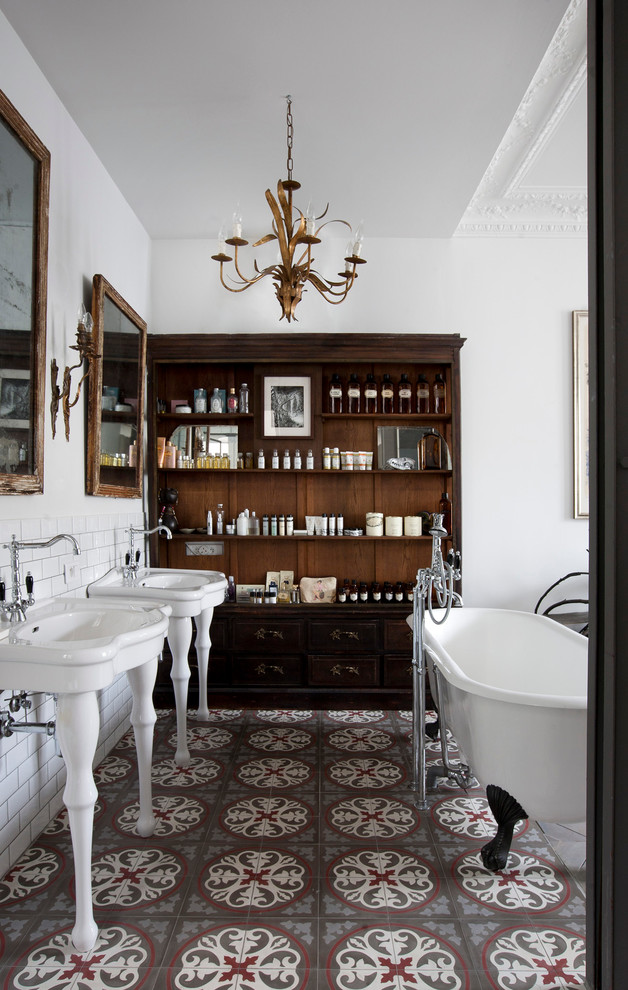 Стильный дизайн: главная ванная комната среднего размера в стиле фьюжн с консольной раковиной, открытыми фасадами, темными деревянными фасадами, ванной на ножках, белыми стенами и угловым душем - последний тренд