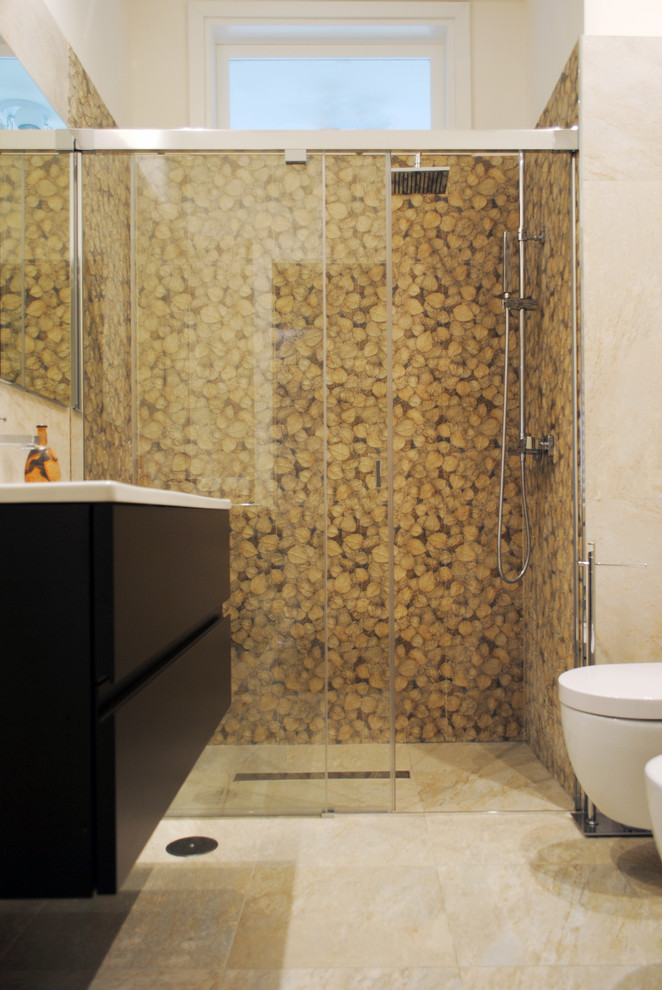 Aménagement d'une salle d'eau moderne en bois foncé avec une douche à l'italienne, WC suspendus, un carrelage beige, des carreaux de porcelaine, un mur beige, un sol en carrelage de porcelaine, un lavabo posé, un sol beige et une cabine de douche à porte coulissante.