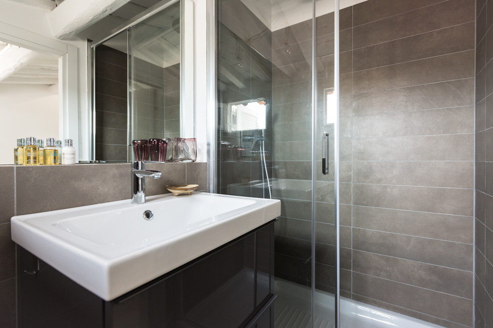 Foto di una piccola stanza da bagno con doccia design con ante lisce, doccia doppia, piastrelle grigie, piastrelle in gres porcellanato, pavimento in gres porcellanato e lavabo integrato