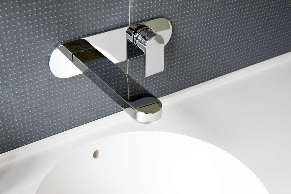 Idee per una grande stanza da bagno padronale con ante lisce, ante bianche, piastrelle blu, piastrelle in gres porcellanato, pareti blu, lavabo integrato e top in superficie solida