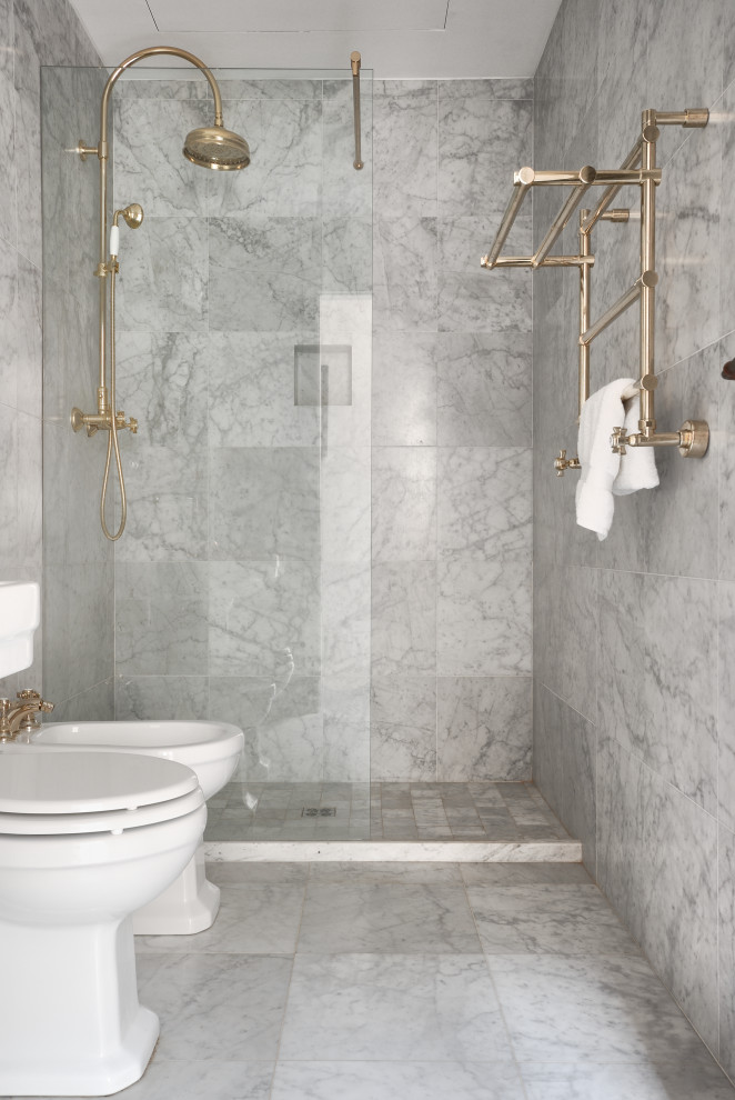Diseño de cuarto de baño clásico renovado con ducha empotrada, baldosas y/o azulejos grises, suelo gris y ducha abierta