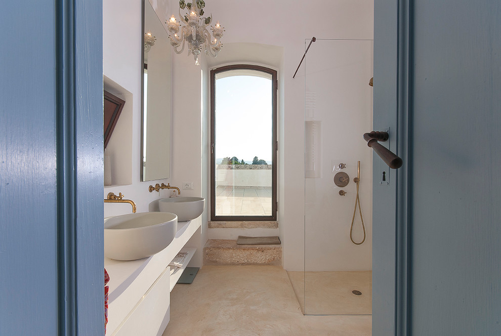 Esempio di una stanza da bagno mediterranea