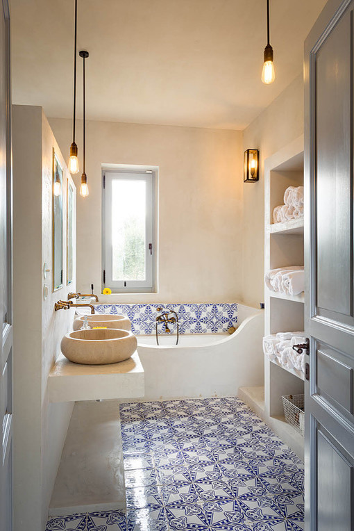 Mittelgroßes Mediterranes Badezimmer En Suite mit Badewanne in Nische, Duschbadewanne und offener Dusche in Sonstige