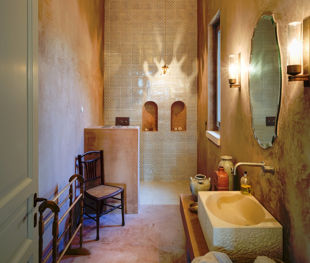 Foto de cuarto de baño mediterráneo con ducha empotrada, paredes marrones, lavabo sobreencimera, encimera de madera y suelo marrón