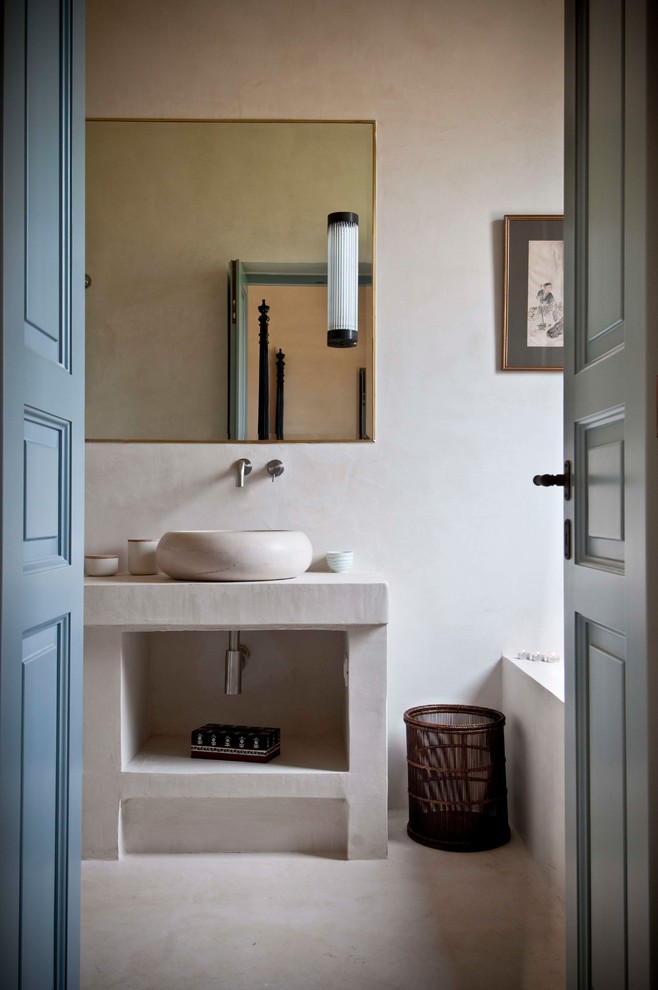 Idéer för att renovera ett medelhavsstil beige beige badrum, med beige väggar, ett fristående handfat och beiget golv