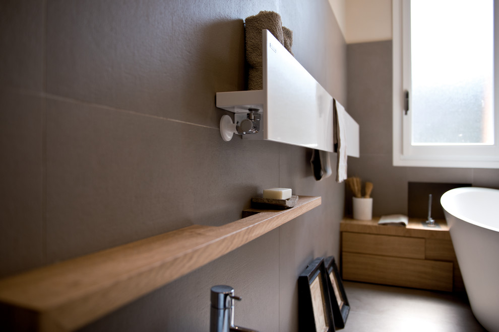 This is an example of a contemporary bathroom in Rome.