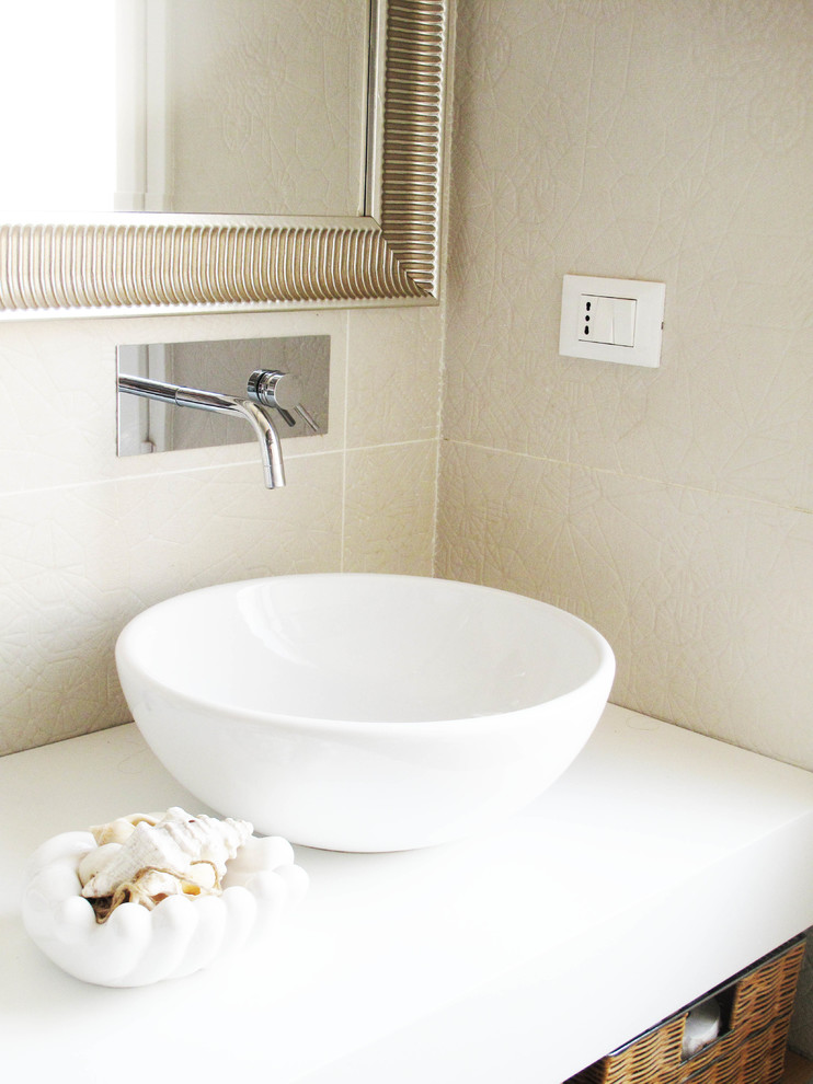 Idee per una stanza da bagno contemporanea con vasca da incasso, pavimento in gres porcellanato e lavabo a bacinella