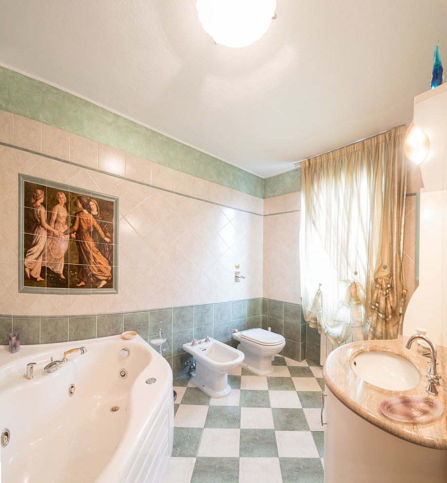 Стильный дизайн: главная ванная комната среднего размера в классическом стиле с фасадами с филенкой типа жалюзи, светлыми деревянными фасадами, гидромассажной ванной, керамической плиткой, бежевыми стенами, полом из керамической плитки и накладной раковиной - последний тренд